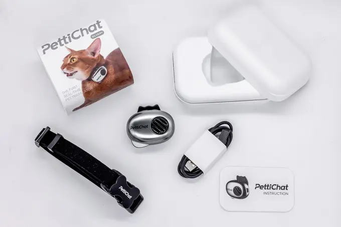 PettiChat本体、首輪、充電ケース、USB充電ケーブル、取扱説明書のセット内容